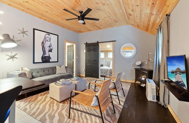 Modern Pocono Cabin | Firepit | BBQ | Pets OK