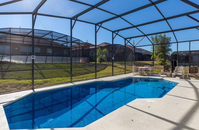 Modern pool home with Game Room, 2 en suites and just 15 minutes to Theme Parks!