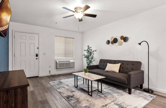 Modern Reno Stay - Near Bars & Shops