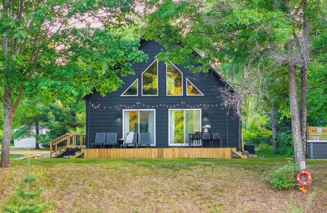 Modern Riverfront Chalet w/Firepit & Hot Tub