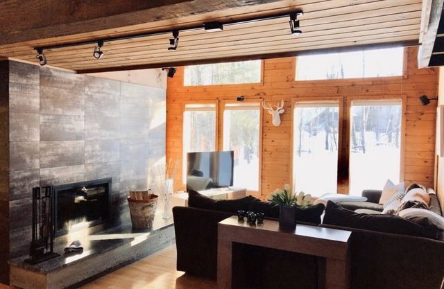 Modern-Rustic Style, Spacious, Suntec Townhouse. Hot tub & sauna.