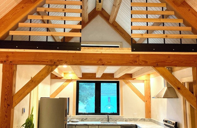 Modern Seacoast Loft. Walk to Portsmouth & Kittery!