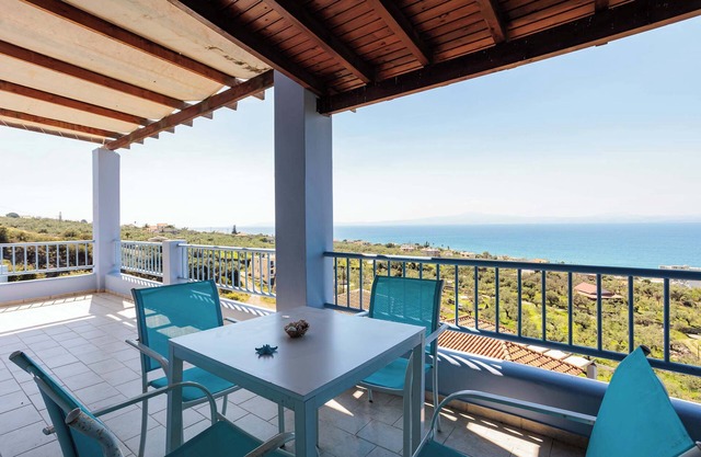 Modern Seaview Nest with Pool & Panoramic Views