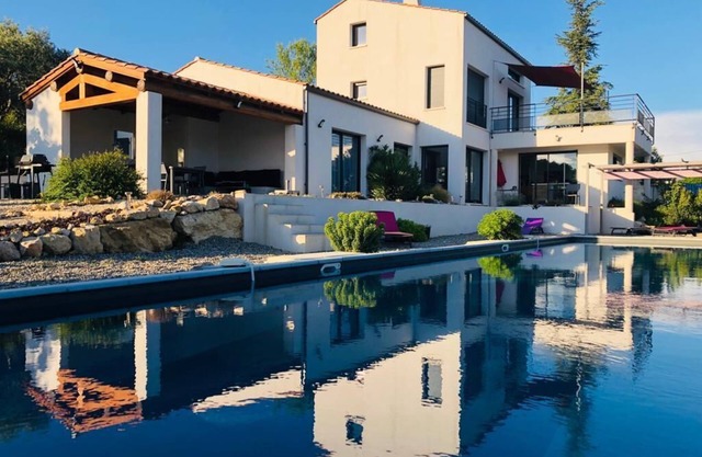Modern South Luberon villa, 18m swimming corridor, panoramic view of Ste Victoire