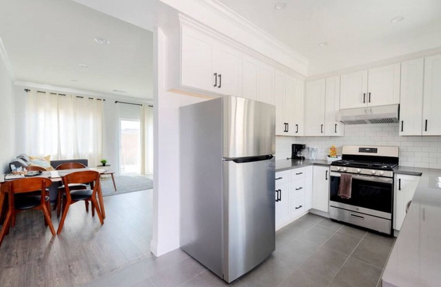 Modern Space Hideaway : w/2 King Beds, 2 Baths, Full Kitchen, a Pull-Out Sofa, with Backyard Patio and Gated Parking.