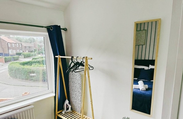 Modern & Spacious Home – 25 Mins to Manchester, Sleeps 8