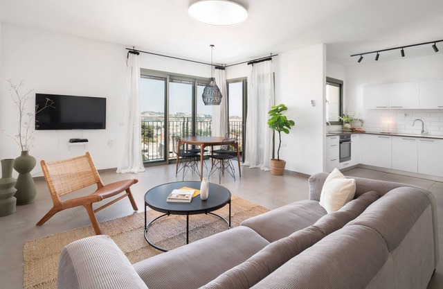 Modern Spacious W/Balcony & Panoramic Views of Old City!!