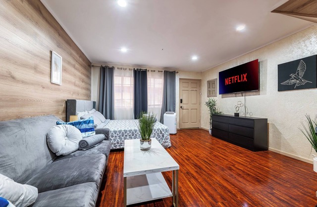 Modern Studio in Central Glendale – Pool, Jacuzzi & Free Parking!