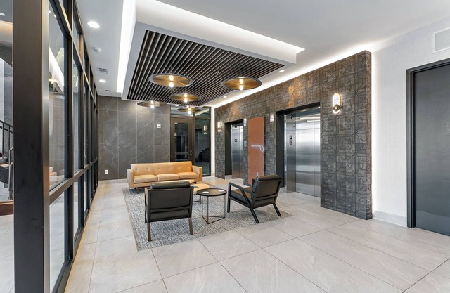 Modern Studio on Historic Music Row w/fitness room, roof deck and pool access!