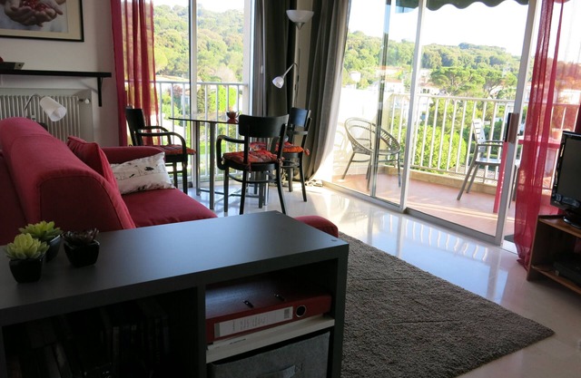 Modern studio, sunny and calm "feet in the water" Plage de la Salis