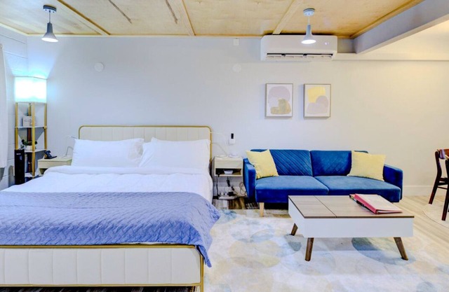 Modern Studio with King Bed, Free Parking & Wi-Fi