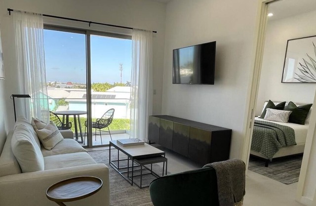 Modern Stylish 1-Bed+Den in Harbour Walk!