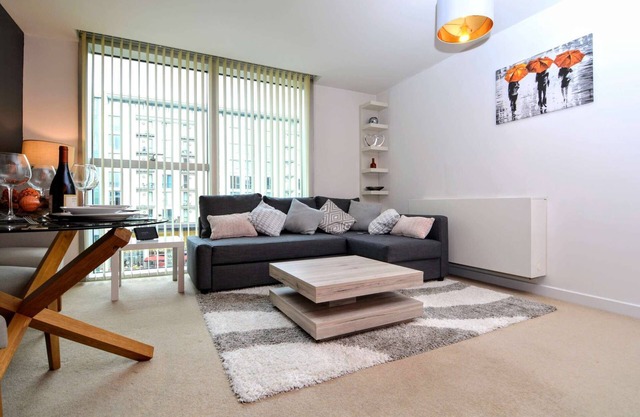 Modern, stylish city centre apartment near train station