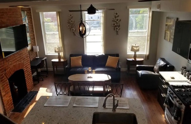 Modern Townhome blocks away from Camden Yards