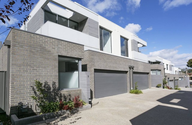 Modern Townhouse Family/Pet friendly close to CBD area.