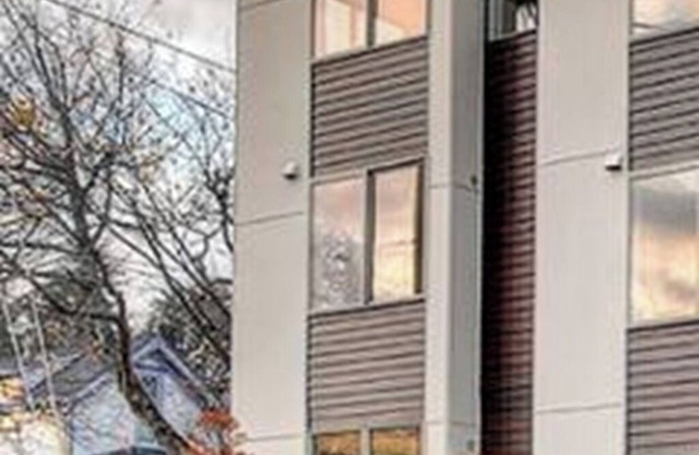 Modern Townhouse in Seattle - 3 Floors + Rooftop Deck with Grill, Views