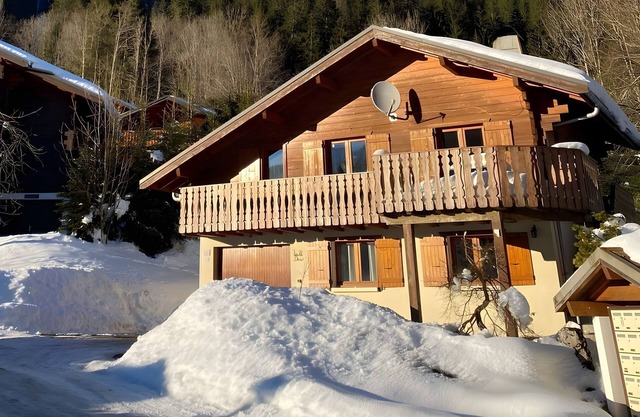Modern Traditional Ski Chalet Recently Renovated with WiFi, Wii, iPad, Satellite TV