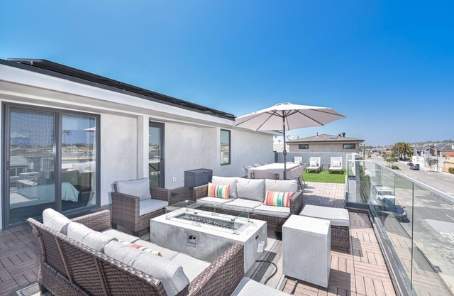 Modern Tri-Level Condo | AC & Rooftop Deck | Tons of Lounge Space | It's Got the Wow Factor