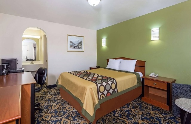 Modern Unit in Knights Inn Franklin Ave Waco, Parking,
