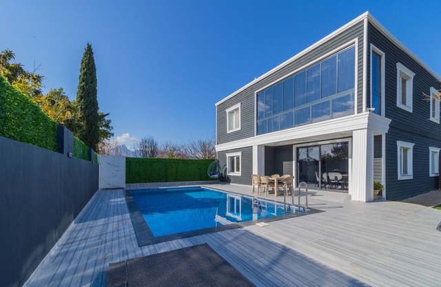 Modern Villa w Pool 15 min to Beaches and Mall