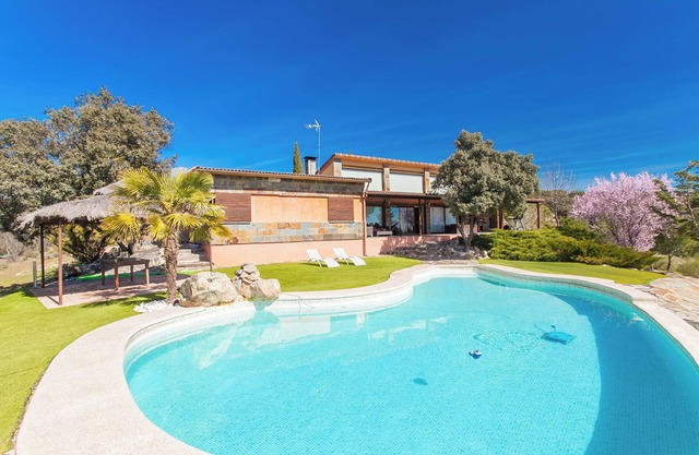 Modern villa with swimming pool, nature and tranquility 40 min from Madrid.