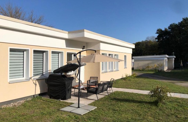 Moderne Ferienwohnungen mit Terrasse, Pool, Wallbox & Spielplatz in den Götzer Bergen - ideal für Ihren Berlin-Besuch und auch für Gruppen bis zu 40 Personen geeignet