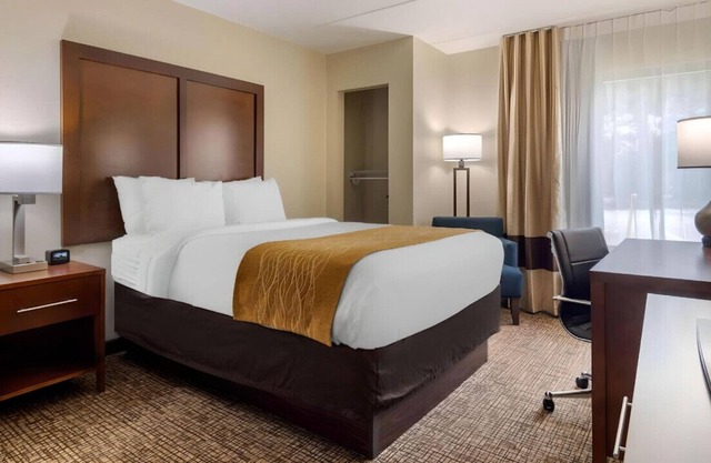 Modernly Designed King Room! Free In-Room WiFi