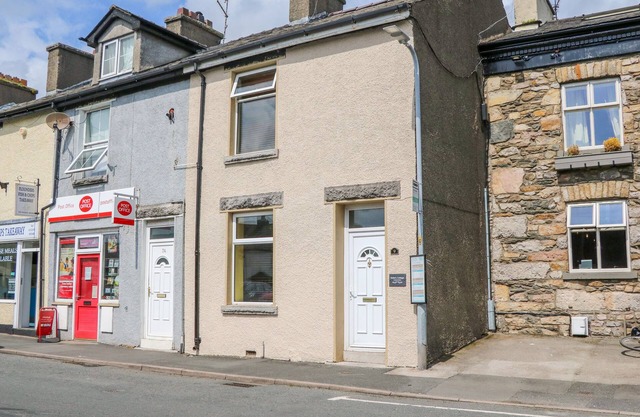 MOLLY'S COTTAGE, pet friendly, with open fire in Flookburgh