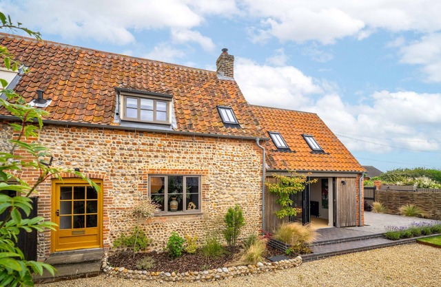 Monarc House (Sleeps 6) by Big Skies Holiday Cottages