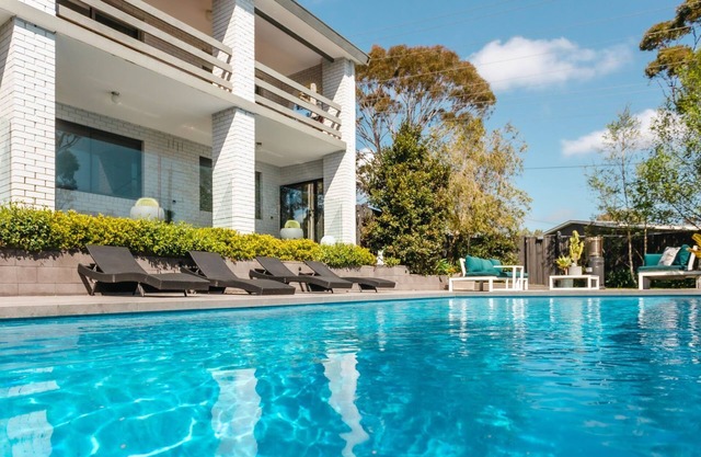 MondoDan - Enjoy being nestled in nature surrounded by the leafy aspect and the singing birdlife