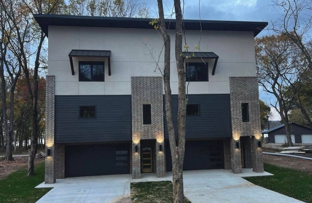 MONKEY ISLAND LAKE VIEW CONDO, DECK WITH FIRE PIT+GRILL East