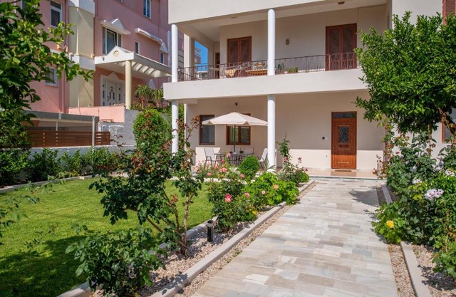 Monte Smith Luxury Garden Apartment With Parking