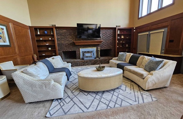MONTHLY STAYS-Waterfront Estate – 10-Sleeping Area Retreat on Private Lake