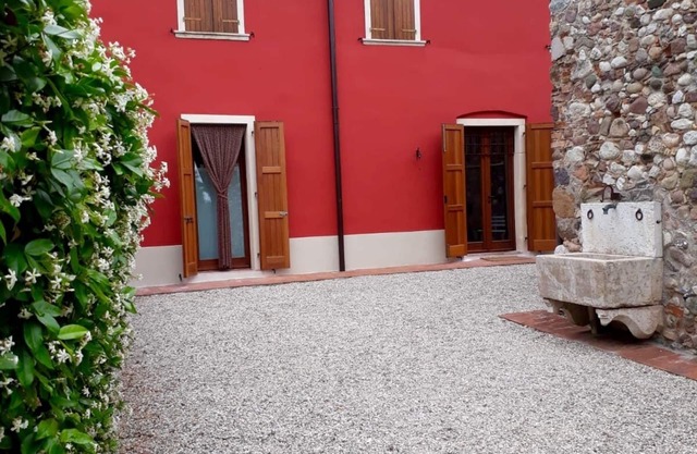 Monzambano: House with garden and panoramic loggia with fireplace for barbecue