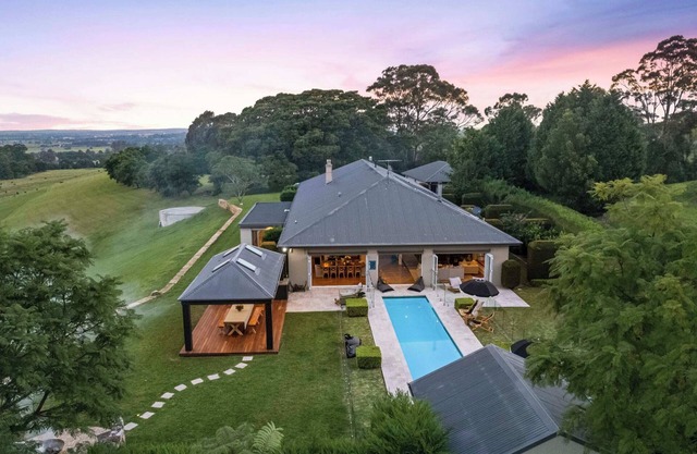 'Moondance' - Luxurious Hillside Retreat