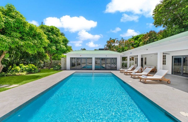Moonflower Villa: Luxe Oasis in Sunset Crest, Holetown