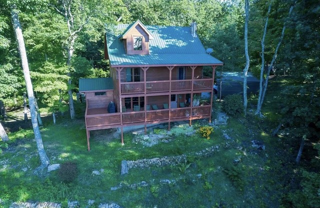 Moonshine Cabin- beautiful Mountain views and minutes to downtown