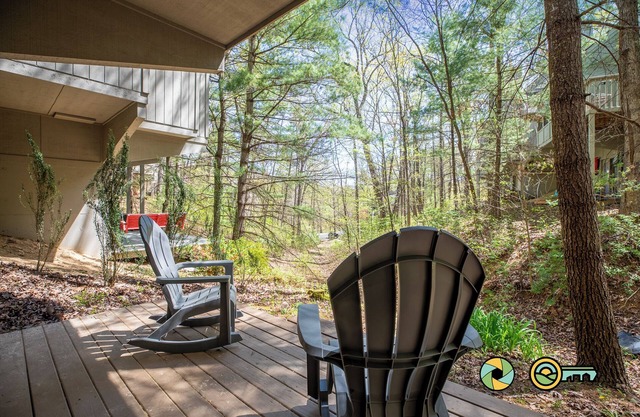 Moonstone Cottage - Perched in the trees!