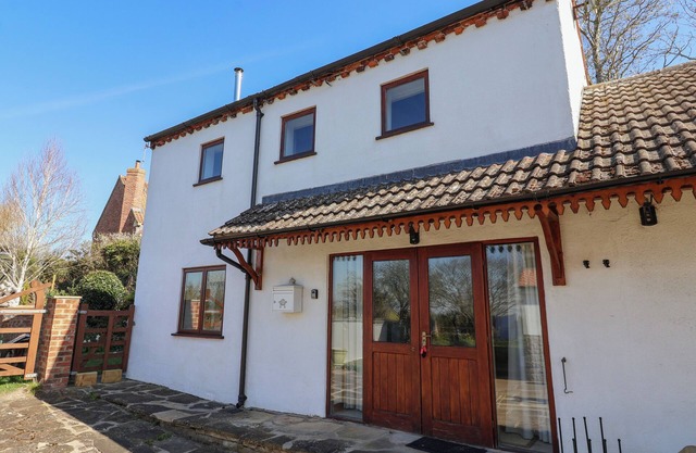 MOOR END, family friendly, character holiday cottage in Moor Monkton
