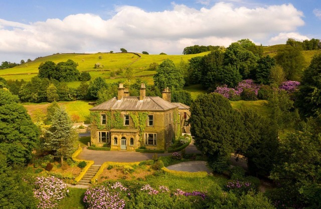MOORLANDS MANOR, family friendly, luxury holiday cottage in Foulridge