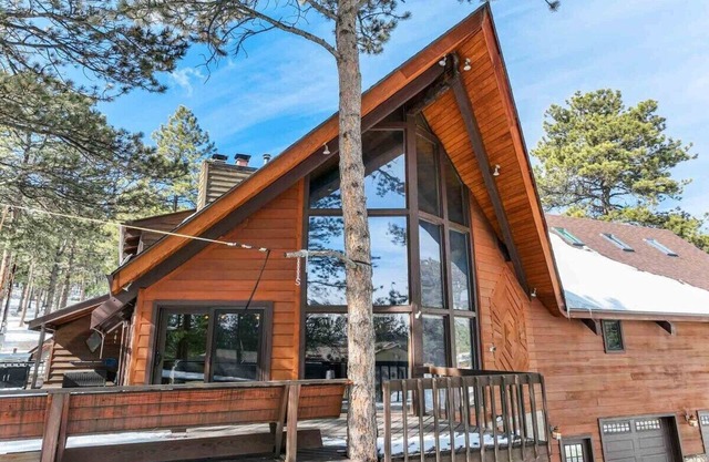 Moose Tracks Cabin! Holiday Home w Hot Tub,BBQ
