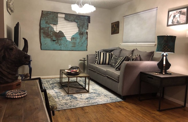 Mo’s Place/Near Medical District/Purple Mattress