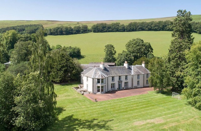 MOSSFENNAN HOUSE, Broughton - sleeps 8 with vast gardens, Wi-Fi and open fire