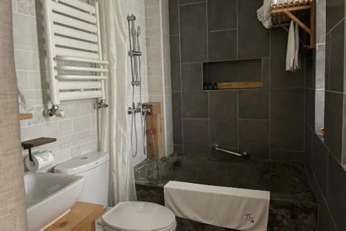 Mount Emei Bamboo Private Hot Spring Bed and Breakfast