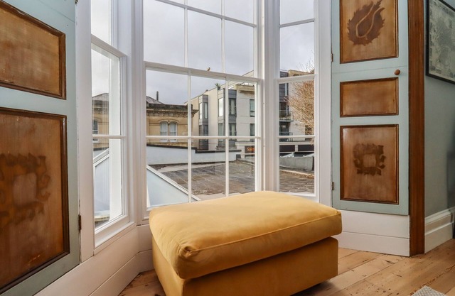 MOUNT LEBANON, character holiday cottage, with open fire in Clevedon