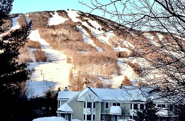 MOUNT SNOW GREENSPRING large 4BR 4BA townhome free winter resort shuttle. AC.