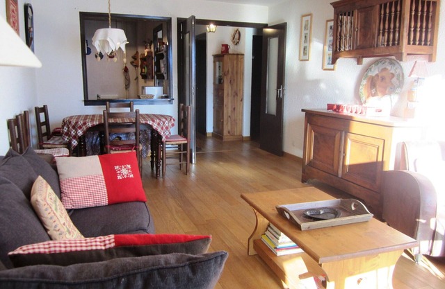 Mountain Apartment: Central, South-Facing, Sleeps 6, Near Sledding & Amenities