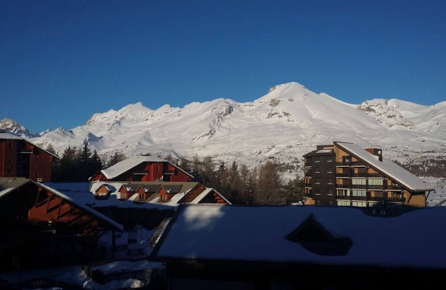 Mountain apartment sleeps 6 resort center, 100 m from lifts