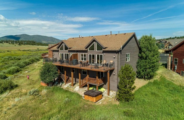 Mountain Bliss | 3 BR Retreat W/Views + Hot Tub