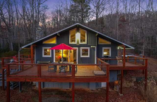 Mountain Chalet, Hot Tub, Grill, and Trails!